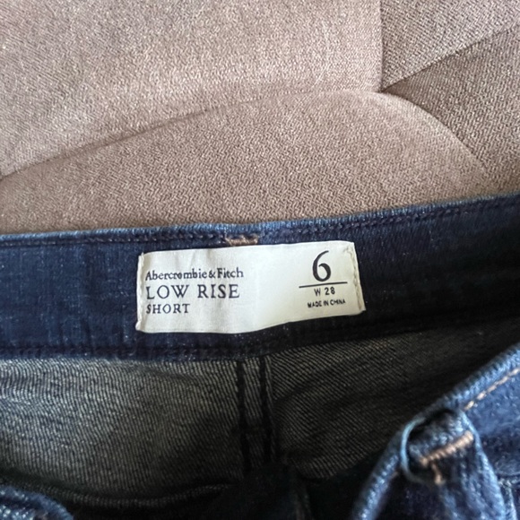 Abercrombie low rise short, size 28/6 - Picture 3 of 3